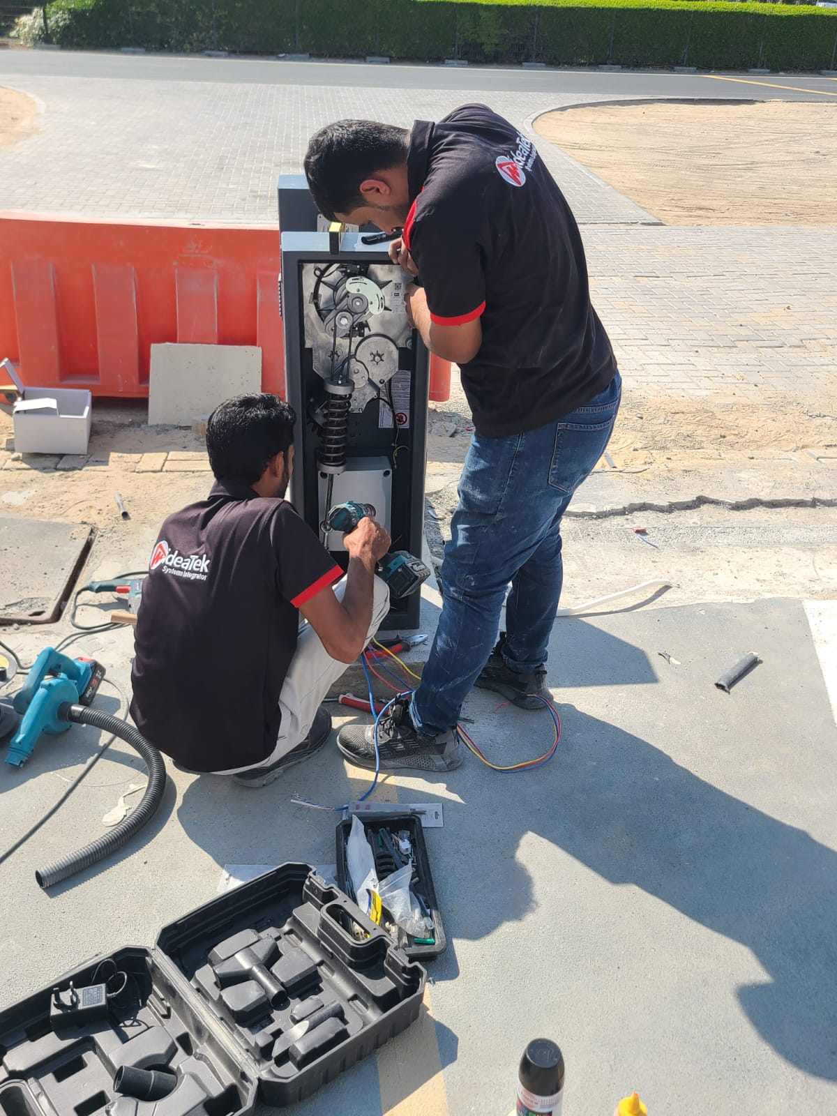 Mideatek team gate barrier install